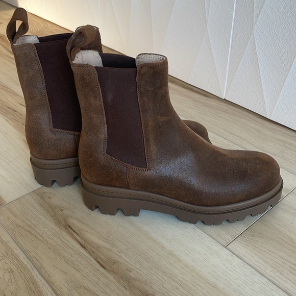 Banana Republic Chelsea Ankle Boot
NWOB - Picture 6 of 6